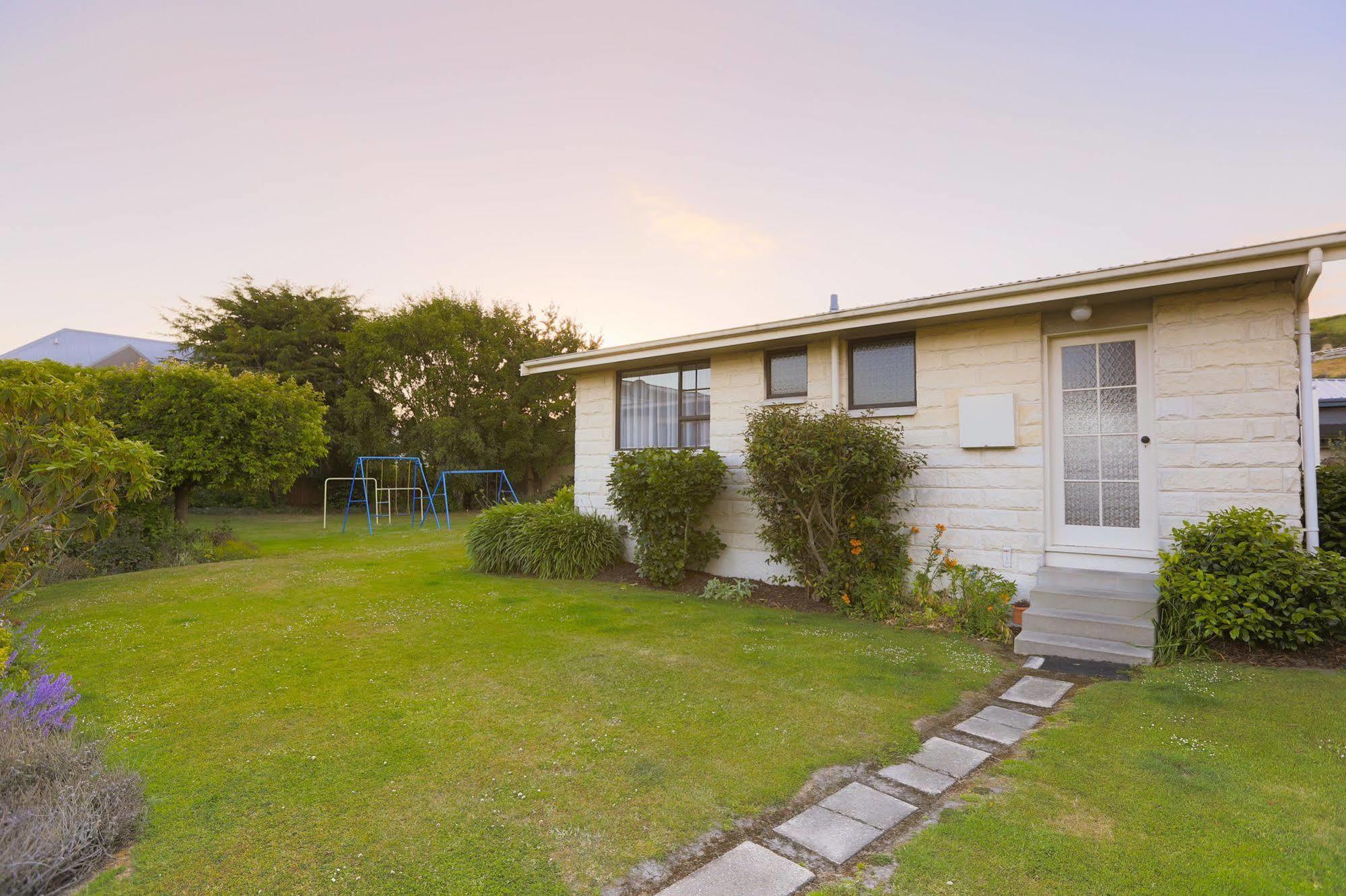 Aaa Thames Court Motel Oamaru Exterior photo