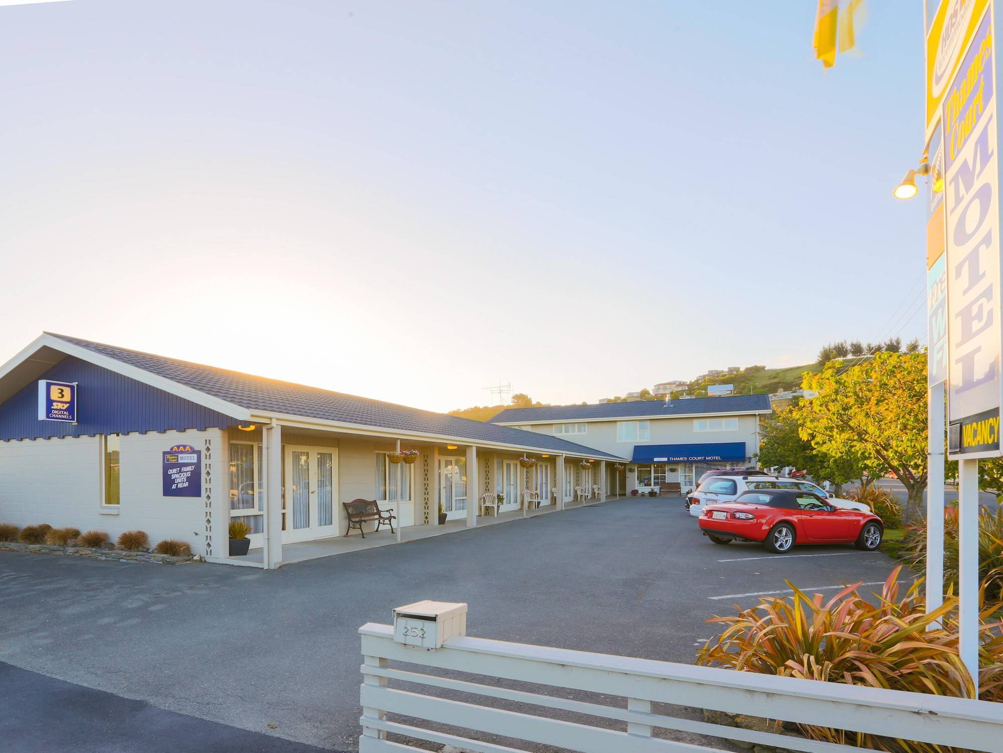 Aaa Thames Court Motel Oamaru Exterior photo